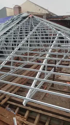 Pemasangan baja ringan dan renovasi atap