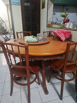 Meja makan jati model bundar