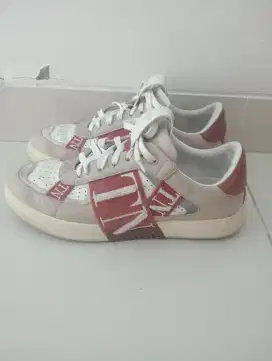 D jual aja sepatu Valentino ukuran 42 masih bagus