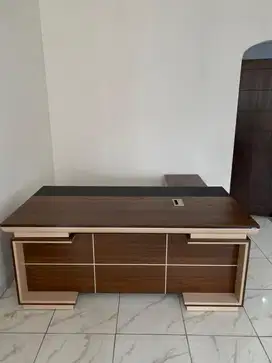 Meja direktur informa kayu dan kulit