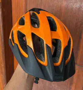 Helm Sepeda ABUS kondisi bagus mulus,Ada Dus nya