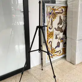 Tripod besar kokoh
