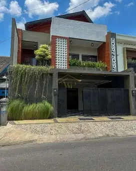 RUMAH 3 LANTAI DENGAN ROOFTOP MANGKU JALAN DI NGEMPLAK SLEMAN