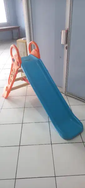 Mainan anak perosotan