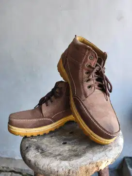 Sepatu boots kulit pria