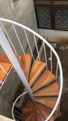 tangga putar pijakan kayu besi holo