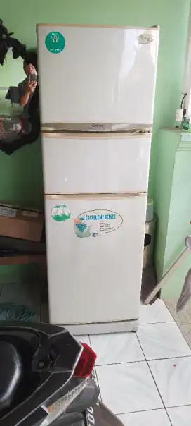Di jual sebuah kulkas