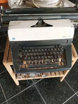 Mesin Tik Royal