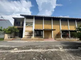 GEDUNG MINIMALIS DENGAN LOKASI STRATEGIS