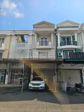 Dijual Ruko Bagus & Strategis Cocok Untuk Kantor di Boulevard Hijau