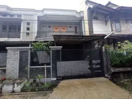 Rumah Bagus 2 Lantai Siap Huni Dalam Komplek Nyaman di Turangga.
