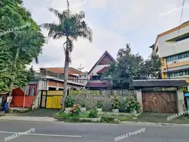 RUMAH POROS JALAN DIENG MALANG,COCOK USAHA,KANTOR,PARKIR 10 MOBIL