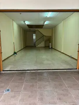 DI SEWAKAN RUKO BOULEVARD RAYA 3 LANTAI 200 JT / TAHUN NEGO
