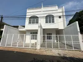 Dijual Rumah Mediterania Klasik Di Ceger, Cipayung, Jakarta Timur