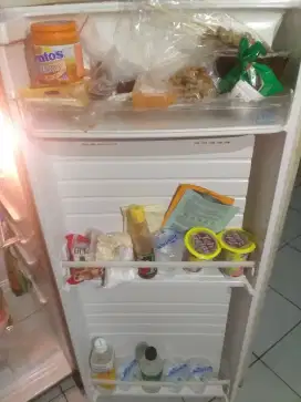 Kulkas 1 pntu sgt dngin beku lengkap free lalamove