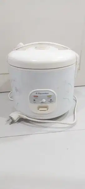 RICE COOKER ELEKTROLUX BARU