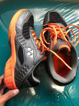 Sepatu badminton size 41 Yonex Ori