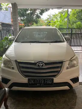 Toyota Kijang Innova 2.0 E Bensin-AT 2013