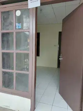 Dikontrakan rumah  sdh dgn listrik dan air 1 kamar  ac pondok pinang