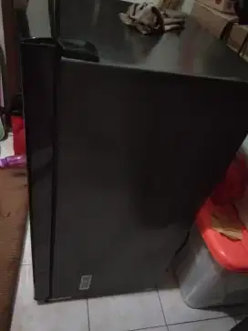 Di jual kulkas SHARP 1 PINTU.masih mulus...masih jadi es batu