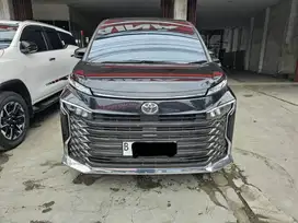 Toyota Voxy 2.0 AT ( Matic ) 2024 Hitam Km Low 12rban Good Condition