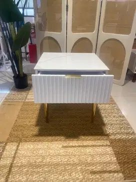 Meja sudut ruangan