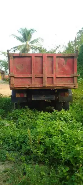 Truck dump truck