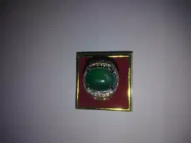 Cincin batu zamrud kapas, batu zamrud hijau daun