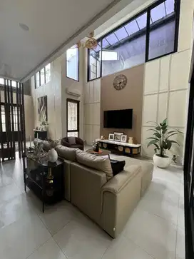 Dijual Rumah Bagus dan Modern Full Furnished di Meruya Selatan