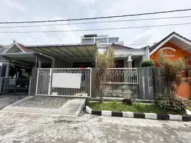 Hunian Tenang Rumah 3 Lantai Semi Furnish di Area Strategis