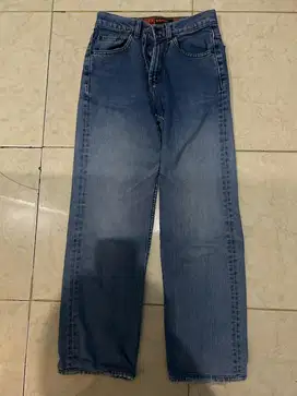 Dijual Celana denim biru jarang di pakai lagi