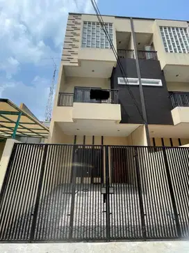 Dhyana Rumah Baru Uk 5x15m Lokasi Bagus di Komplek Taman Ratu