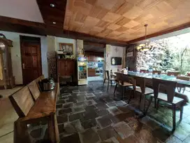 DHYANA RUMAH BAGUS JELAMBAR LT 259m2 LOKASI BAGUS JALAN 2 MOBIL