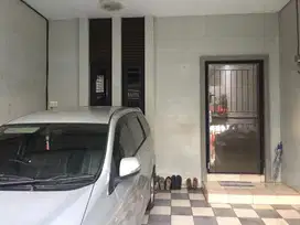 DHYANA RUMAH JELAMBAR UK 5x15m AKSES LEGA HADAP SELATAN