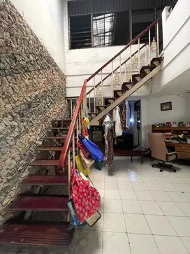 DHYANA RUMAH JELAMBAR UK 13x20m LOKASI BAGUS DI KOMPLEK KAVLING POLRI