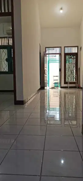 Dhyana rumah jelambar uk 5x16.5 plafon tinggi lokasi bagus