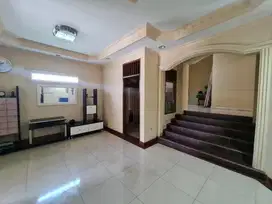 DHYANA RUMAH JELAMBAR UK 10x13m LOKASI BAGUS DI KOMPLEK KAVLING POLRI