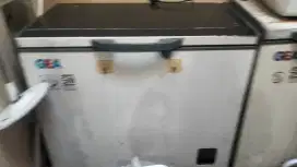 Jual murah saja  2 freezer kecil dan medium mau pindahan