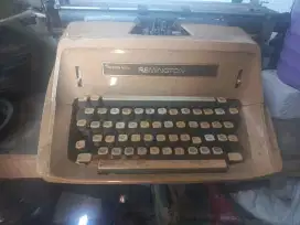 Mesin Tik
Vintage Sperry Rand Remington Typewriter