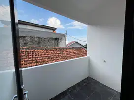 DISEWAKAN RUMAH CLUSTER 2 LANTAI Lokasi Strategis Jakarta Selatan!
