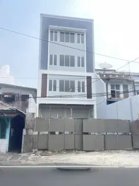 Bangunan komersil pinggir jalan Condet Jakarta