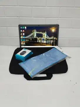 Jumper Tech EZbook 
Intel Celeron
Ram 8 GB 
SSD 128 GB + MMC 128 GB