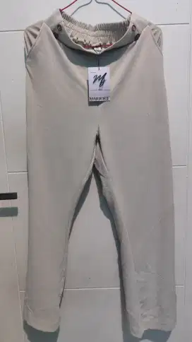 Celana wanita model lurus