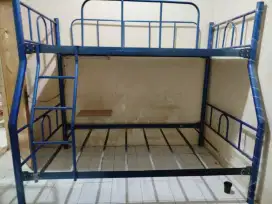 Ranjang besi tingkat
