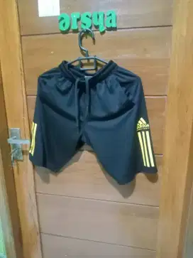 Celana pendek Adidas