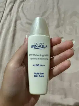 SUNSCREEN SKINAQUA UV WHITENING MILK LIGHTENING & MOISTURIZING