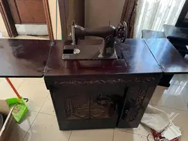 Mesin jahit manual antik koleksi pribadi