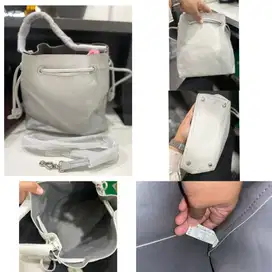 Tas bucket charles & keith