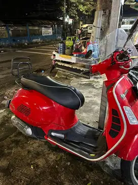 Motor vespa i-get Gts warna merah 2019