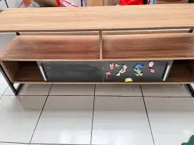 Meja tV. Terdapat 2 sekat